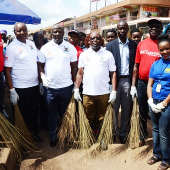 Minister leads Cooperators in Cleaning of the Markets